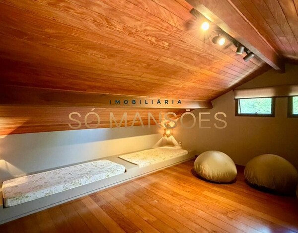 CASA À VENDA NO CONDOMÍNIO MORRO DO CHAPÉU – APROX. 600M² CONSTRUÍDOS E 82M² DE HABITE-SE.