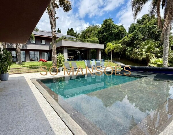 CASA À VENDA NO CONDOMÍNIO MORRO DO CHAPÉU – APROX. 600M² CONSTRUÍDOS E 82M² DE HABITE-SE.