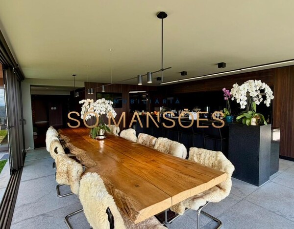 CASA À VENDA NO CONDOMÍNIO MORRO DO CHAPÉU – APROX. 600M² CONSTRUÍDOS E 82M² DE HABITE-SE.