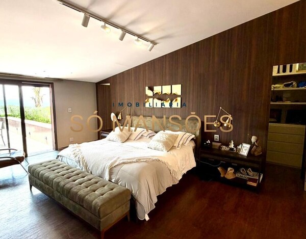 CASA À VENDA NO CONDOMÍNIO MORRO DO CHAPÉU – APROX. 600M² CONSTRUÍDOS E 82M² DE HABITE-SE.