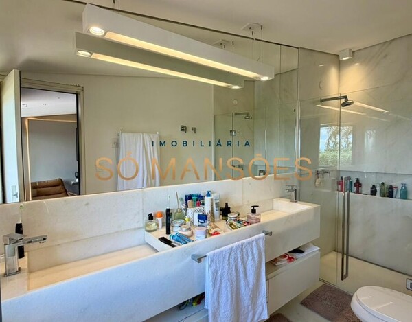 CASA À VENDA NO CONDOMÍNIO MORRO DO CHAPÉU – APROX. 600M² CONSTRUÍDOS E 82M² DE HABITE-SE.