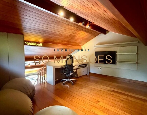 CASA À VENDA NO CONDOMÍNIO MORRO DO CHAPÉU – APROX. 600M² CONSTRUÍDOS E 82M² DE HABITE-SE.