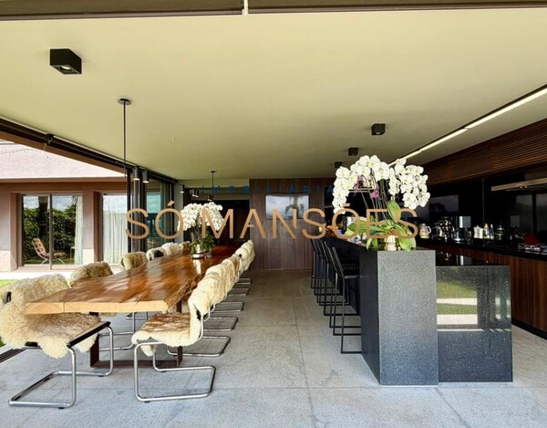 CASA À VENDA NO CONDOMÍNIO MORRO DO CHAPÉU – APROX. 600M² CONSTRUÍDOS E 82M² DE HABITE-SE.