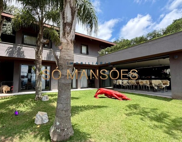 CASA À VENDA NO CONDOMÍNIO MORRO DO CHAPÉU – APROX. 600M² CONSTRUÍDOS E 82M² DE HABITE-SE.