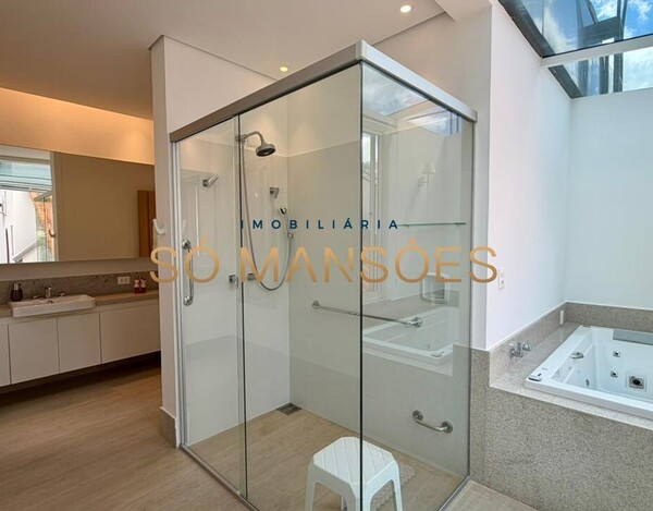 CASA DE 421M² E VISTA DEFINITIVA À VENDA NO CONDOMÍNIO BOSQUE DO JAMBREIRO.