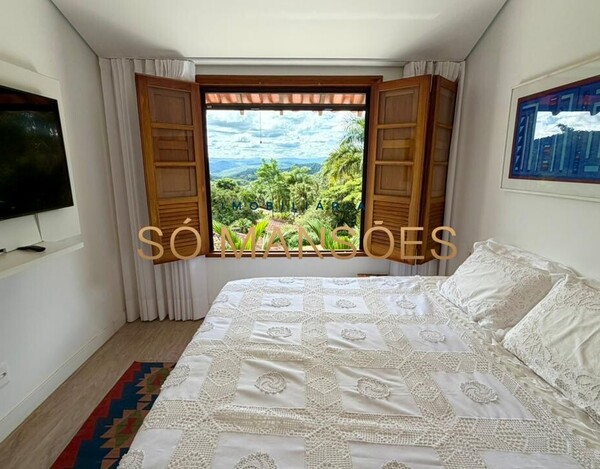 CASA DE 421M² E VISTA DEFINITIVA À VENDA NO CONDOMÍNIO BOSQUE DO JAMBREIRO.