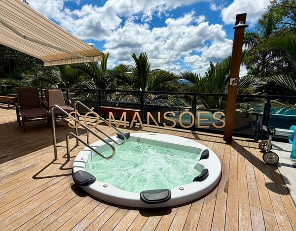 CASA DE 421M² E VISTA DEFINITIVA À VENDA NO CONDOMÍNIO BOSQUE DO JAMBREIRO.