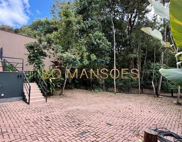 CASA DE 421M² E VISTA DEFINITIVA À VENDA NO CONDOMÍNIO BOSQUE DO JAMBREIRO.