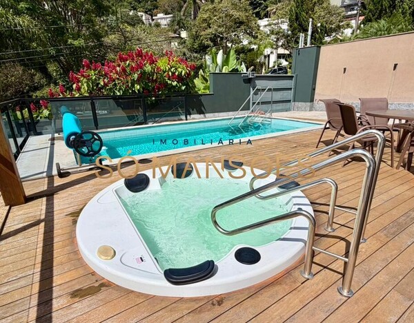 CASA DE 421M² E VISTA DEFINITIVA À VENDA NO CONDOMÍNIO BOSQUE DO JAMBREIRO.