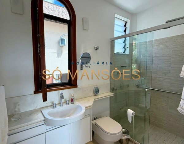 CASA DE 421M² E VISTA DEFINITIVA À VENDA NO CONDOMÍNIO BOSQUE DO JAMBREIRO.