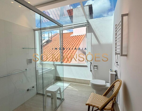 CASA DE 421M² E VISTA DEFINITIVA À VENDA NO CONDOMÍNIO BOSQUE DO JAMBREIRO.