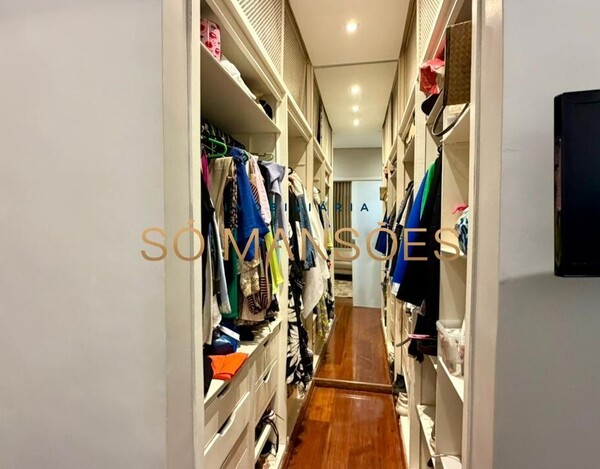 CASA REFORMADA DE 356M² À VENDA NO SANTA LÚCIA COM VISTA DEFINITIVA.