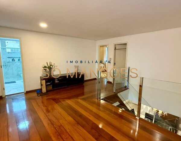 CASA REFORMADA DE 356M² À VENDA NO SANTA LÚCIA COM VISTA DEFINITIVA.