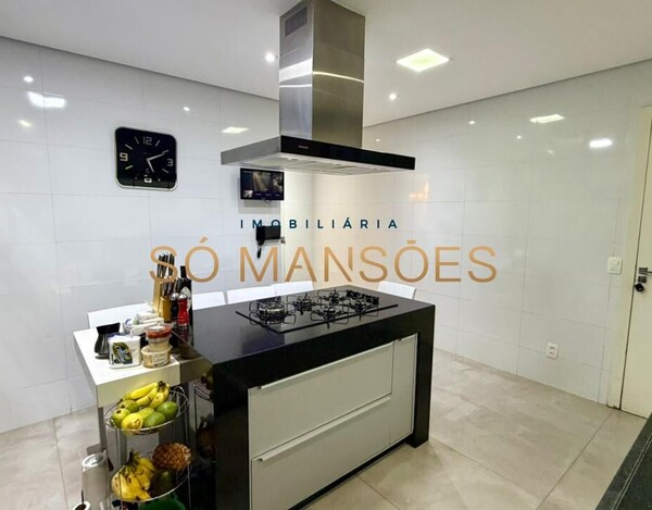 CASA REFORMADA DE 356M² À VENDA NO SANTA LÚCIA COM VISTA DEFINITIVA.