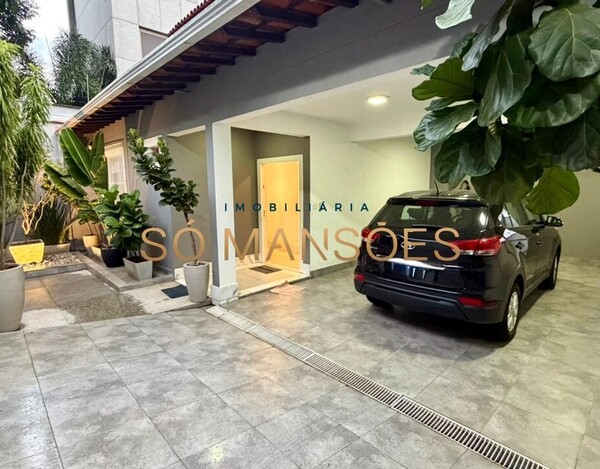 CASA REFORMADA DE 356M² À VENDA NO SANTA LÚCIA COM VISTA DEFINITIVA.
