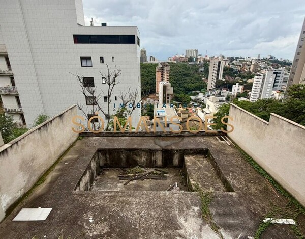 CASA REFORMADA DE 356M² À VENDA NO SANTA LÚCIA COM VISTA DEFINITIVA.