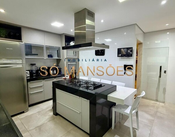 CASA REFORMADA DE 356M² À VENDA NO SANTA LÚCIA COM VISTA DEFINITIVA.