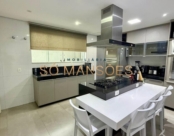 CASA REFORMADA DE 356M² À VENDA NO SANTA LÚCIA COM VISTA DEFINITIVA.