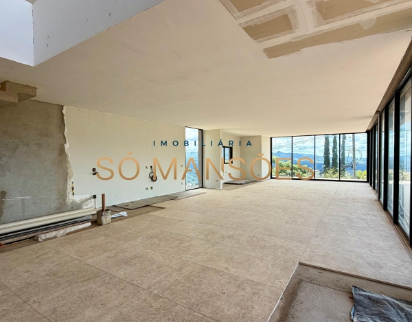 Casa com Ampla Garagem de 655 m² à Venda com 4 Suítes e Espaço Gourmet no Mirante da Mata, Nova Lima - MG