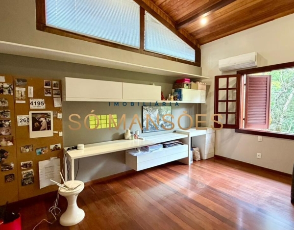 CASA DE 439M² À VENDA NO BOSQUE DA RIBEIRA.