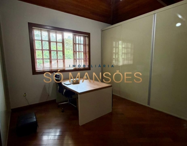 CASA DE 439M² À VENDA NO BOSQUE DA RIBEIRA.