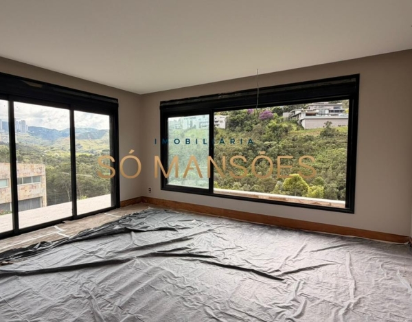 CASA MODERNA, ACONCHEGANTE E DE ALTÍSSIMO PADRÃO NO NASCENTES – VALE DOS CRISTAIS.