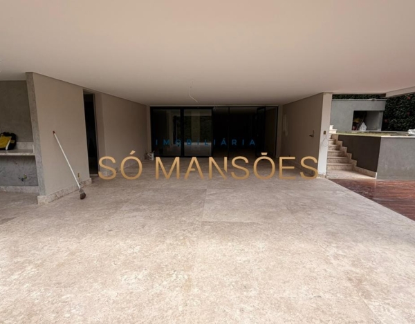 CASA MODERNA, ACONCHEGANTE E DE ALTÍSSIMO PADRÃO NO NASCENTES – VALE DOS CRISTAIS.