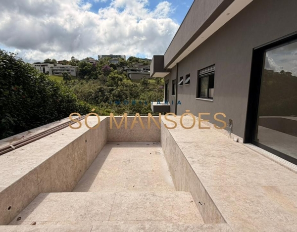 CASA MODERNA, ACONCHEGANTE E DE ALTÍSSIMO PADRÃO NO NASCENTES – VALE DOS CRISTAIS.