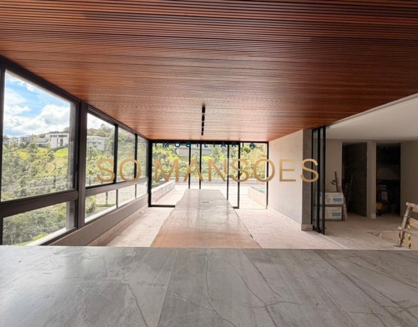 CASA MODERNA, ACONCHEGANTE E DE ALTÍSSIMO PADRÃO NO NASCENTES – VALE DOS CRISTAIS.