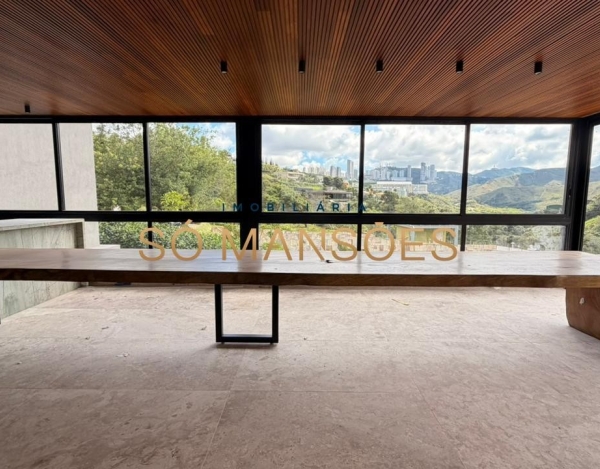 CASA MODERNA, ACONCHEGANTE E DE ALTÍSSIMO PADRÃO NO NASCENTES – VALE DOS CRISTAIS.