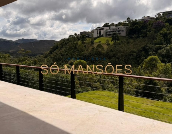 CASA MODERNA, ACONCHEGANTE E DE ALTÍSSIMO PADRÃO NO NASCENTES – VALE DOS CRISTAIS.