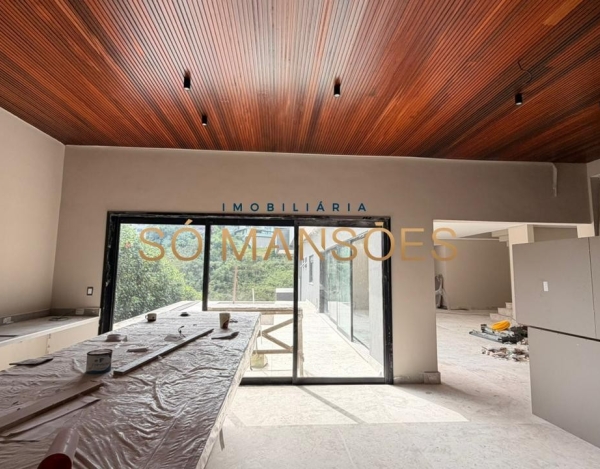 CASA MODERNA, ACONCHEGANTE E DE ALTÍSSIMO PADRÃO NO NASCENTES – VALE DOS CRISTAIS.