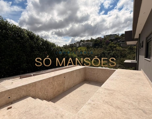 CASA MODERNA, ACONCHEGANTE E DE ALTÍSSIMO PADRÃO NO NASCENTES – VALE DOS CRISTAIS.