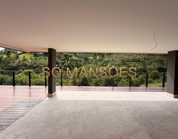 CASA MODERNA, ACONCHEGANTE E DE ALTÍSSIMO PADRÃO NO NASCENTES – VALE DOS CRISTAIS.