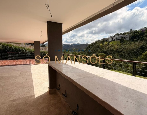 CASA MODERNA, ACONCHEGANTE E DE ALTÍSSIMO PADRÃO NO NASCENTES – VALE DOS CRISTAIS.