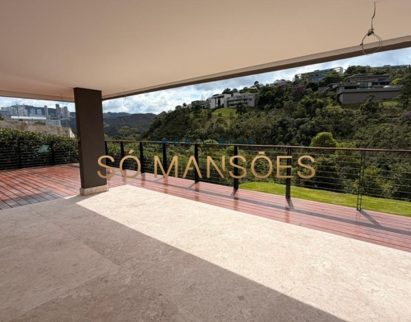 CASA MODERNA, ACONCHEGANTE E DE ALTÍSSIMO PADRÃO NO NASCENTES – VALE DOS CRISTAIS.