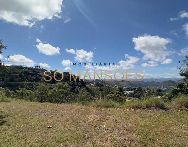 LOTE DE 3.456M² À VENDA NO CONDOMÍNIO RIVIERA – VISTA DEFINITIVA E AMPLA FRENTE.