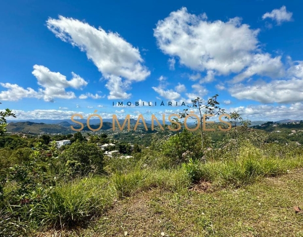 LOTE DE 3.456M² À VENDA NO CONDOMÍNIO RIVIERA – VISTA DEFINITIVA E AMPLA FRENTE.