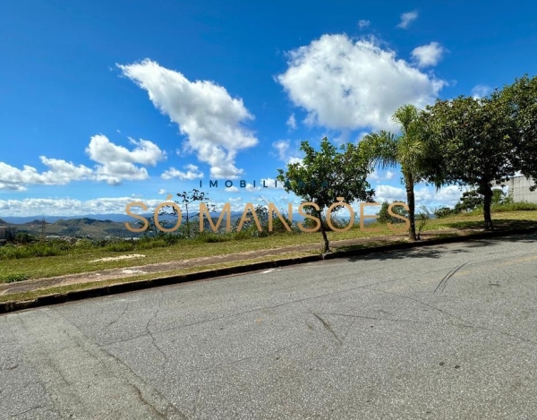 LOTE DE 3.456M² À VENDA NO CONDOMÍNIO RIVIERA – VISTA DEFINITIVA E AMPLA FRENTE.