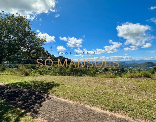 LOTE DE 3.456M² À VENDA NO CONDOMÍNIO RIVIERA – VISTA DEFINITIVA E AMPLA FRENTE.