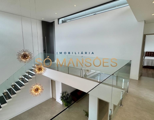 Casa contemporânea com 427m² à venda no São Bento.