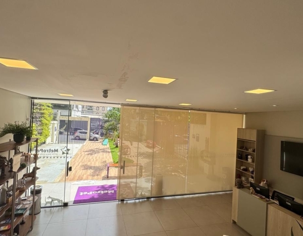 Loja de esquina com 530 m², locada e inserida em eixo de alto fluxo no Santa Efigênia.