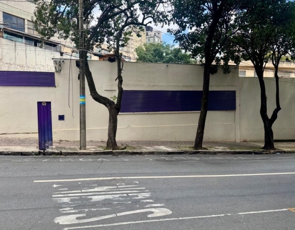 Loja de esquina com 530 m², locada e inserida em eixo de alto fluxo no Santa Efigênia.