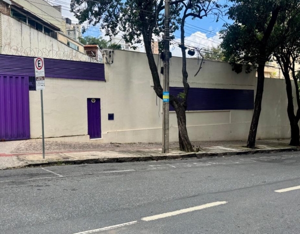 Loja de esquina com 530 m², locada e inserida em eixo de alto fluxo no Santa Efigênia.