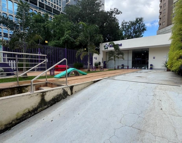 Loja de esquina com 530 m², locada e inserida em eixo de alto fluxo no Santa Efigênia.
