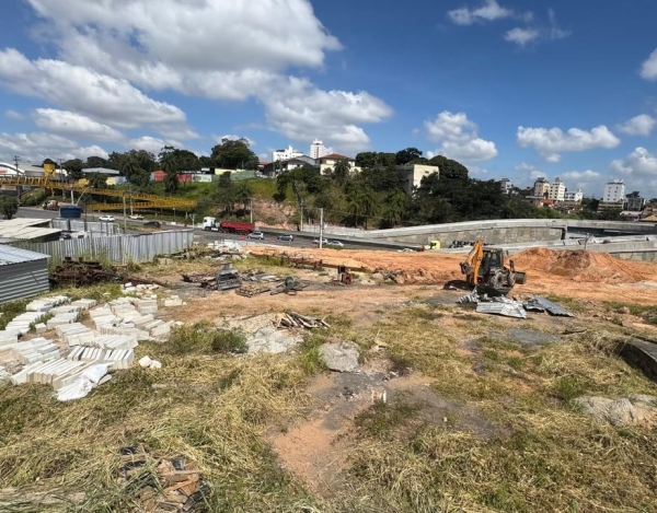 Área comercial de 2.964 m² com 90 m de frente para a Av. Cristiano Machado.