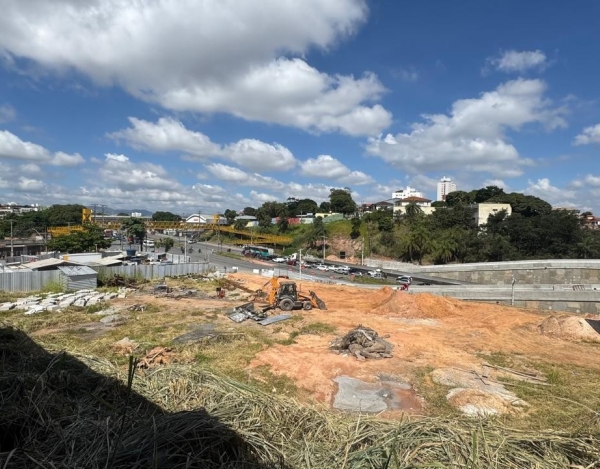 Área comercial de 2.964 m² com 90 m de frente para a Av. Cristiano Machado.