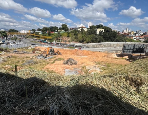 Área comercial de 2.964 m² com 90 m de frente para a Av. Cristiano Machado.