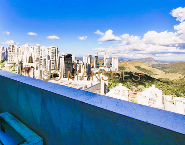 COBERTURA TOP HOUSE MODERNA E LUXUOSA COM VISTA PANORÂMICA PARA AS MONTANHAS.