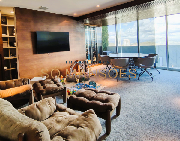 COBERTURA TOP HOUSE MODERNA E LUXUOSA COM VISTA PANORÂMICA PARA AS MONTANHAS.